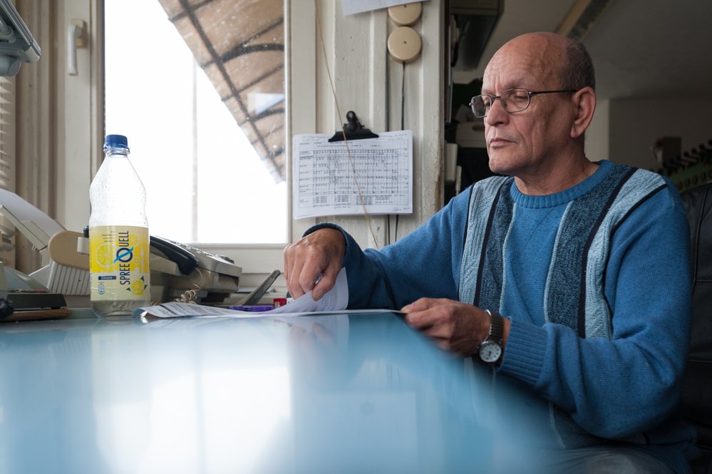 Schrankenwärter Burkhard Winter macht eine kurze Pause im Stellwerk Wriezen