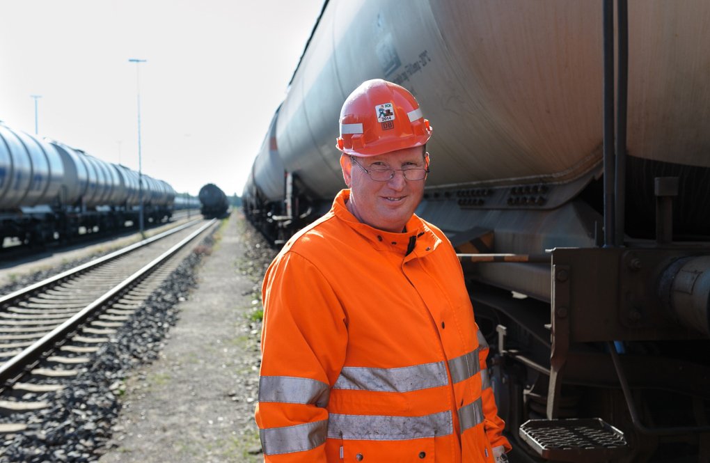 Bernd Smuda, Wagenmeister bei der Deutschen Bahn, an einem Güterzug mit Kesselwagen