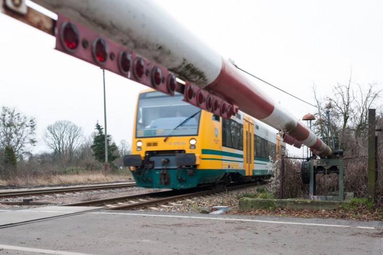 Triebwagen der ODEG passiert den Bahnübergang am Bahnhof Wriezen