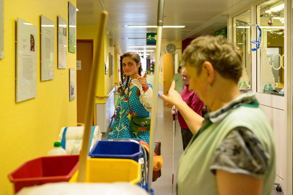 Auf der Station scherzen die Klinikclowns auch mal mit der Reinigungsfrau