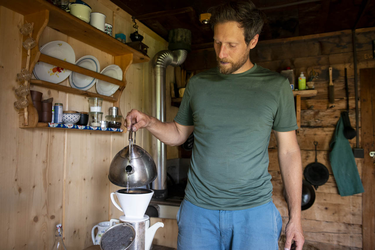 Janis Pönisch aus München bereitet Kaffee zu auf der Trelebitschalm im Nationalpark Hohe Tauern