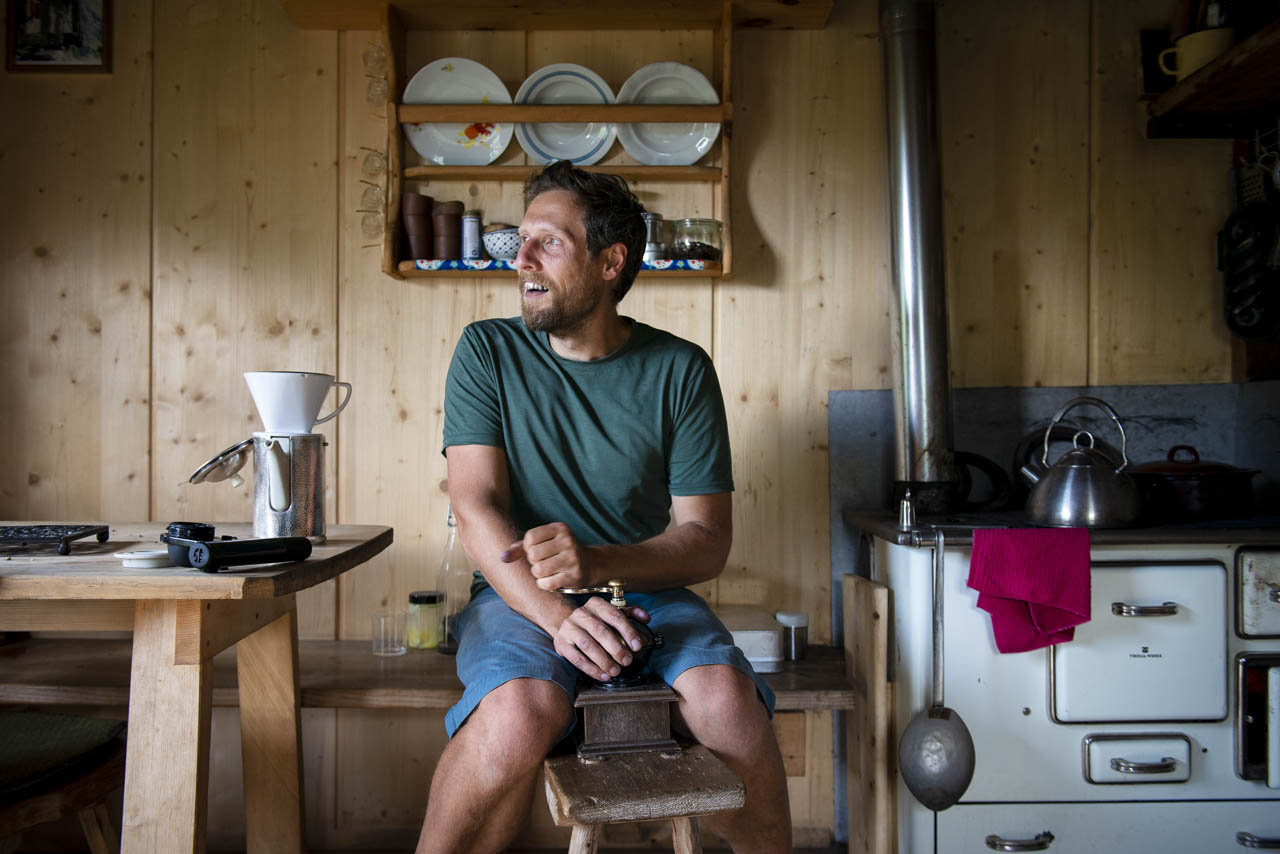 Janis Pönisch aus München mahlt Kaffee auf der Trelebitschalm im Nationalpark Hohe Tauern